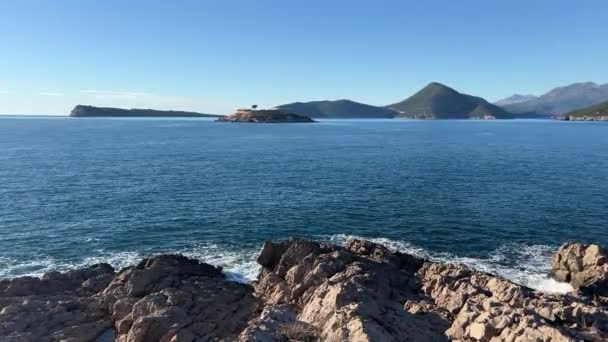 Vista Costa Rochosa Para Ilha Mar Contra Fundo Cordilheira Imagens — Vídeo de Stock