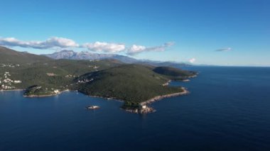Denizin yukarısındaki kayalık sahildeki antik Arza kalesi. Panorama. Yüksek kalite 4k görüntü