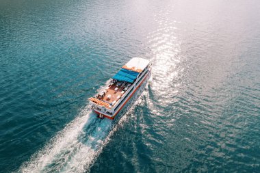 Çift katlı keşif gemisi mavi denizde yelken açar. Üst Manzara. Yüksek kalite fotoğraf