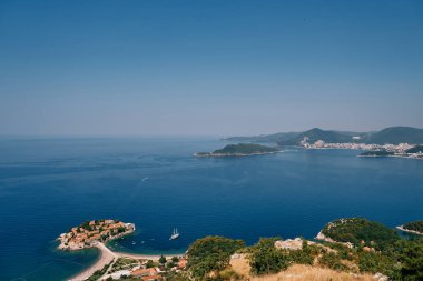 Yelkenli Kotor Körfezi boyunca Sveti Stefan adasını geçer. Karadağ. Üst Manzara. Yüksek kalite fotoğraf