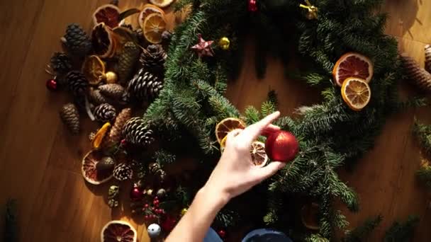Donna Che Tira Fuori Fette Arancioni Asciugate Una Ghirlanda Natale Filmato Stock