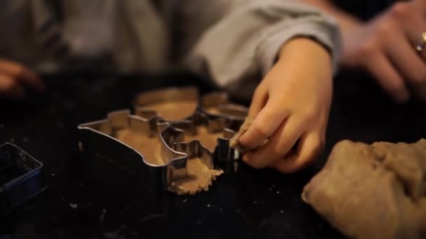 小女孩在饼干切割机旁捡剩下的面团 高质量的4K镜头 — 图库视频影像