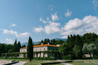 Milocer 'daki antik taş villa yeşil bir bahçeyle çevrili. Karadağ. Yüksek kalite fotoğraf