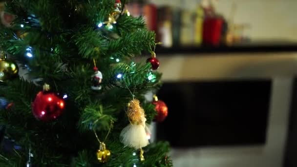 Guirnalda Luminosa Entre Coloridos Juguetes Bolas Cuelga Árbol Navidad Imágenes — Vídeos de Stock