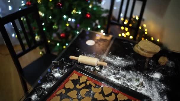 Folha Cozedura Com Biscoitos Natal Crus Está Uma Mesa Quarto — Vídeo de Stock