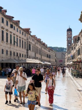 Turistler eski kasabanın kaldırımlı meydanı boyunca yürürler. Yüksek kalite fotoğraf