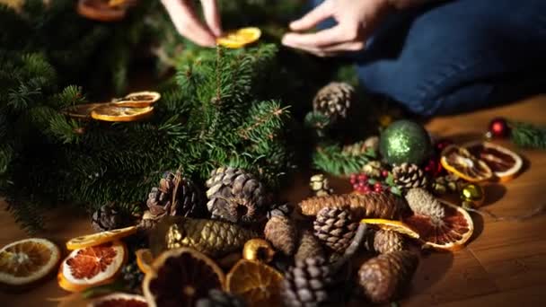 Decoratore Organizza Decorazioni Pezzi Frutta Sulla Ghirlanda Capodanno Filmati Alta Video Stock Royalty Free
