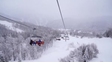 Kayak asansöründen karlı dağdan inişe kadar olan görüntü. Yüksek kalite 4k görüntü