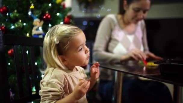 Kleines Mädchen Isst Kekse Neben Mama Die Kekse Aus Teig — Stockvideo