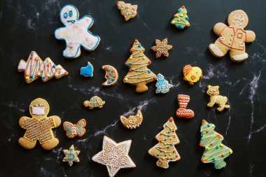 Noel şekerli kurabiyeler beyaz damarlı koyu mermer bir arka planda yatar. Yüksek kalite fotoğraf