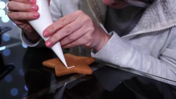 Confectioner Dekorerar Pepparkakor Med Glasyr Från Bakpåse Högkvalitativ Film — Stockvideo