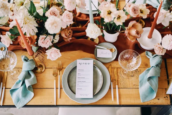Düğümlü peçeteler masanın üzerinde tatil mönüsü olan bir tabağın yanında yatıyor. Yüksek kalite fotoğraf