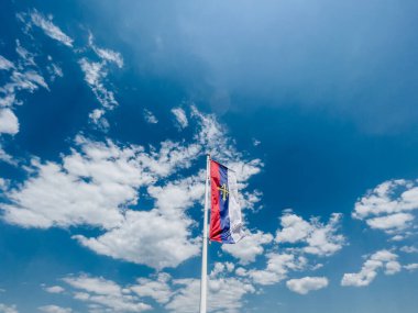 Bulutlu bir gökyüzüne karşı bayrak direğinde Sırp Ortodoks Kilisesi bayrağı. Yüksek kalite fotoğraf