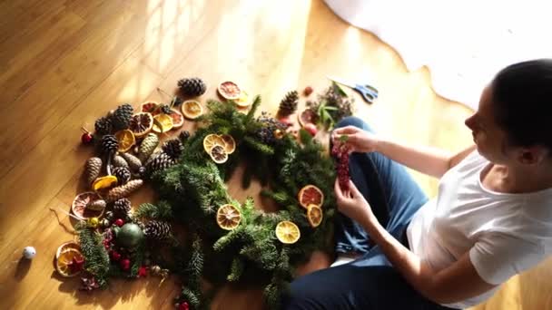 Diseñador Decora Corona Navidad Con Ramas Con Bayas Imágenes Alta — Vídeos de Stock