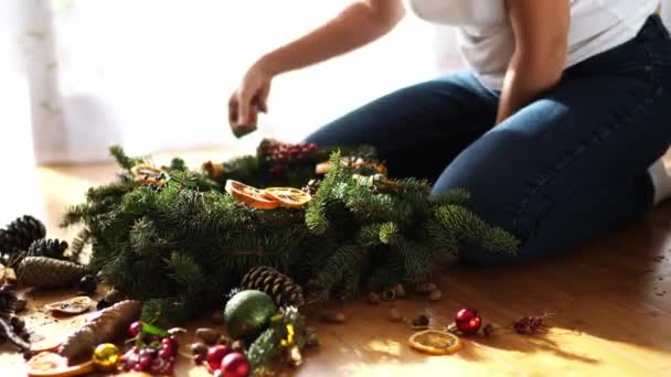 Woman Makes New Year Wreath Fir Branches Cones Pieces Fruit — Stock Video