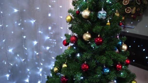 Feestelijk Versierde Kerstboom Staat Een Kamer Met Lichtgevende Bloemenslingers Hoge — Stockvideo