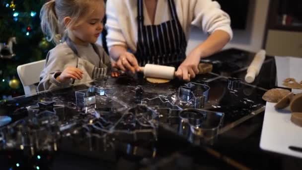 Madre Che Mostra Bambina Come Stendere Pasta Biscotti Natale Filmati — Video Stock