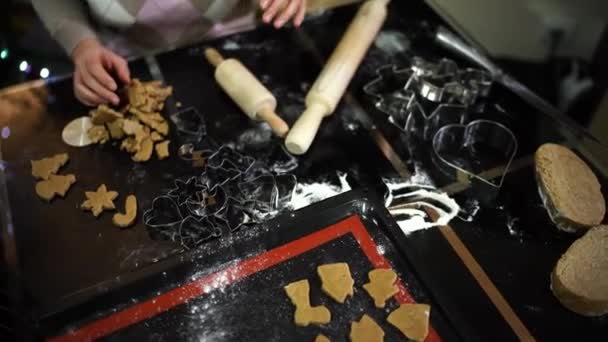 Mama Sammelt Teigfetzen Während Die Kleine Tochter Ausgeschnittene Plätzchen Auf lizenzfreies Stockvideo