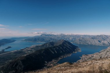 Kotor Körfezi Vadisi kışın mavi gökyüzüne karşı bir dağ sırası ile çevrilidir. Karadağ. Yüksek kalite fotoğraf