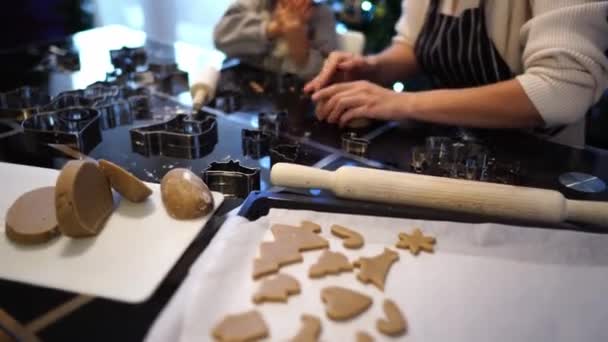 Mamma Bambina Stanno Preparando Biscotti Pan Zenzero Tavola Ritagliato Filmati — Video Stock
