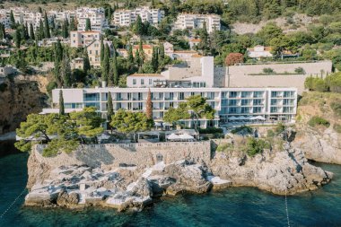 Lüks Villa Dubrovnik Oteli 'nin kayalık sahil şeridinde özel plaj. Hırvatistan. Yüksek kalite fotoğraf