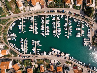 Tivat 'ta demirli yatları olan rahat bir marina. Karadağ. Üst Manzara. Yüksek kalite fotoğraf