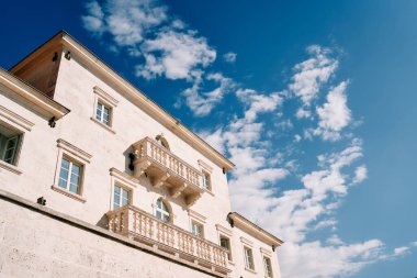 Antik Smekja Sarayı 'nın beyaz taş cephesine balkon oydum. Perast, Karadağ. Yüksek kalite fotoğraf