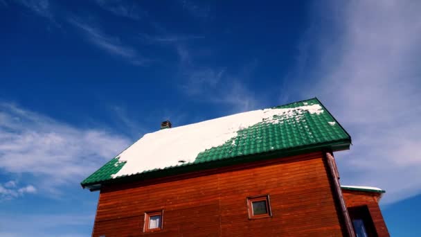 Biały Śnieg Pada Zielonego Dachu Drewnianego Domu Ziemi Zachmurzone Niebo — Wideo stockowe