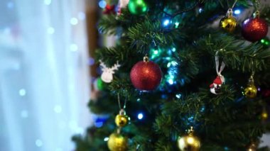Köpüklü toplar ve heykelcikler Noel ağacının yeşil dallarında asılı. Yüksek kalite 4k görüntü