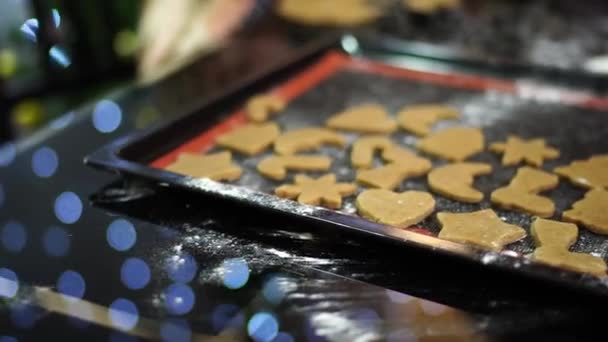 Biscoitos Gengibre Cortados Massa Estão Uma Assadeira Mesa Imagens Alta — Vídeo de Stock