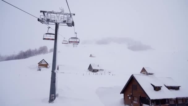Escursioni Skilift Sulle Case Tra Montagne Innevate Circondate Dalla Foresta — Video Stock