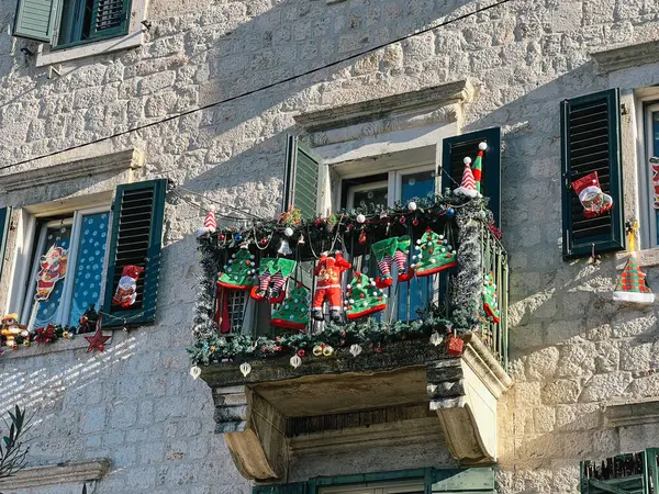 Weihnachtsdekoration Auf Dem Balkon Eines Alten Steinhauses Hochwertiges Foto Stockbild