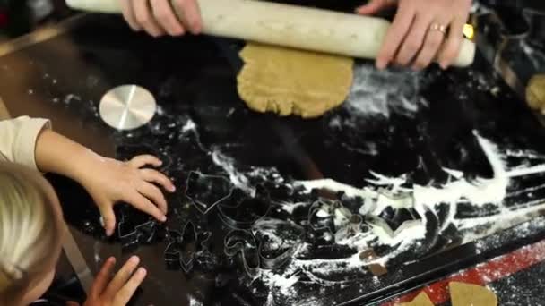 Κοριτσάκι Που Σερβίρει Κόφτες Μπισκότων Στη Μαμά Υψηλής Ποιότητας Πλάνα — Αρχείο Βίντεο