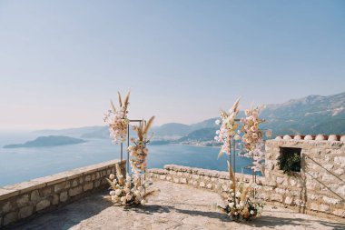 Düğün yarı kemeri denizin üstündeki gözlem güvertesinde duruyor. Yüksek kalite fotoğraf