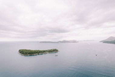 Gemi yeşil Daksa adasından geçiyor. Dubrovnik, Hırvatistan. Drone. Yüksek kalite fotoğraf