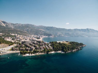 Deniz kenarında yeşil bahçeli terasları olan modern villalar. Dukley, Budva, Karadağ. Drone. Yüksek kalite fotoğraf