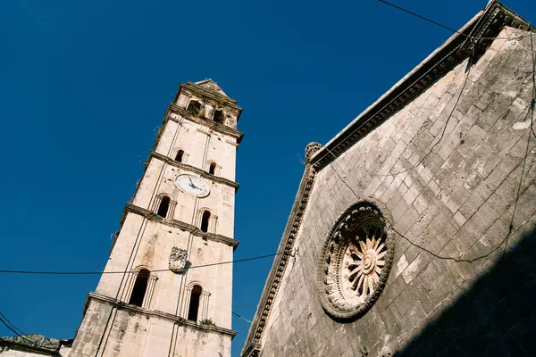 Aziz Niklas Kilisesi 'nin yüksek çan kulesindeki saat. Perast, Karadağ. Yüksek kalite fotoğraf
