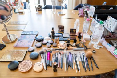 Makyaj fırçaları, göz farı paletleri, aynanın yanındaki masada uzanan allık. Yüksek kalite fotoğraf