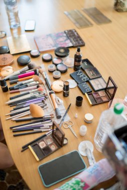 Masanın üzerinde renkli göz falı, allık, fırça ve puf paletleri var. Yüksek kalite fotoğraf