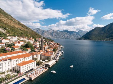 Yüzme havuzu ve Kotor Körfezi kıyısında antik evlere bakan özel plaj. Perast, Karadağ. Drone. Yüksek kalite fotoğraf