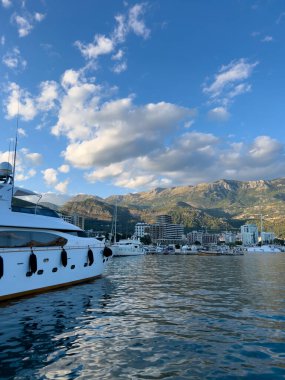Beyaz çift güverteli yat, dağlara bakan deniz kıyısına demirlemiş. Yüksek kalite fotoğraf
