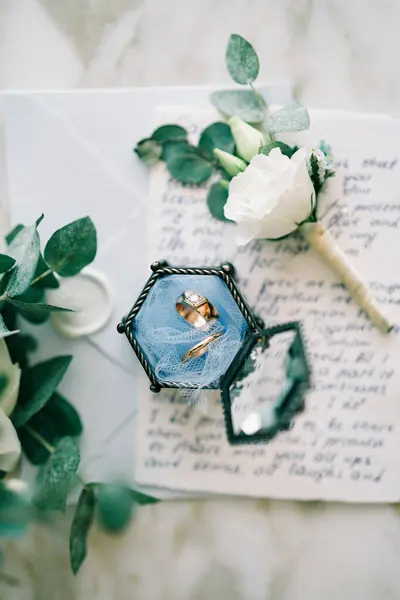 Cincin Pernikahan Dalam Kotak Kaca Terletak Pada Sumpah Samping Boutonniere — Stok Foto