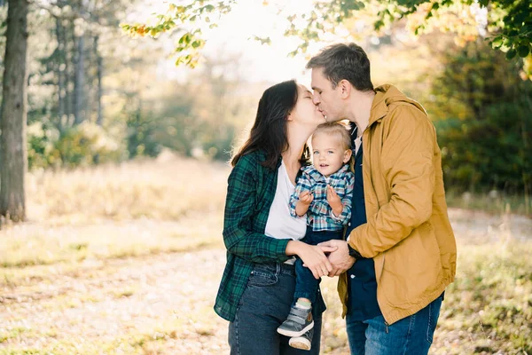 Ibu Dan Ayah Berciuman Sambil Memeluk Putri Kecil Mereka Taman — Stok Foto