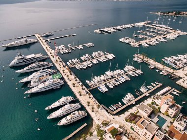 Yatlar marina boyunca birkaç rıhtımda demirli. Porto, Karadağ. Üst Manzara. Yüksek kalite fotoğraf