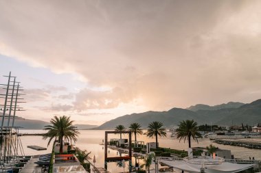 Yatı, palmiye ağaçları, yüzme havuzu ve modern heykelleri olan Regent Hotel 'in lüks marinası. Porto, Karadağ. Yüksek kalite fotoğraf