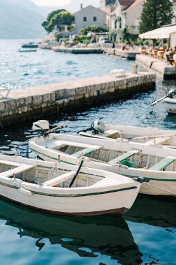 Balıkçı tekneleri Perast sahiline demirlemiş. Karadağ. Yüksek kalite fotoğraf