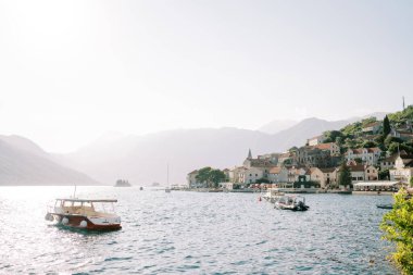 Kotor Körfezi 'nde kıyıya demir atarken gezinti tekneleri dalgalar üzerinde sallanıyor. Perast, Karadağ. Yüksek kalite fotoğraf