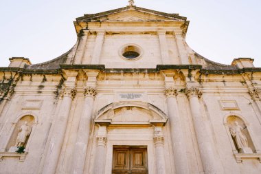 Bakire Meryem 'in Doğuşu Kilisesi' nin yüzü gökyüzüne karşı. Prcanj, Karadağ. Yüksek kalite fotoğraf