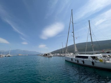 Dağlık kıyılara demirlemiş yelkenli yatlar. Yüksek kalite fotoğraf