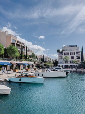 Porto Rıhtımı 'ndaki motorlu tekne sıraları. Karadağ. Yüksek kalite fotoğraf